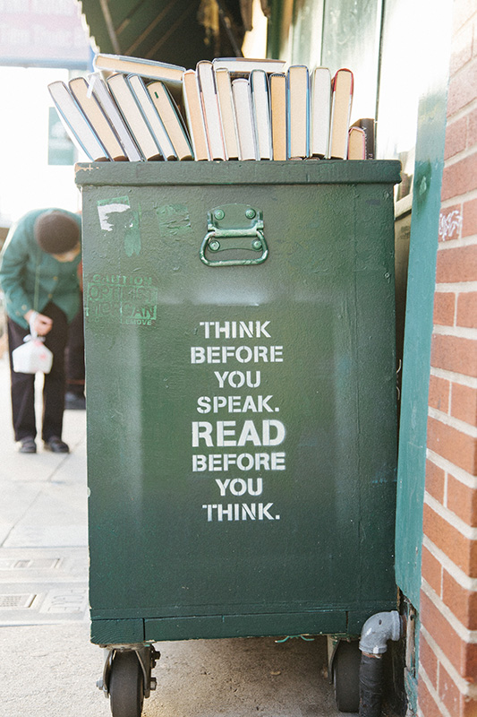 Eine Mülltonne ist gesprayt mit der Aufschrift: Think before you speak. Read before you think.