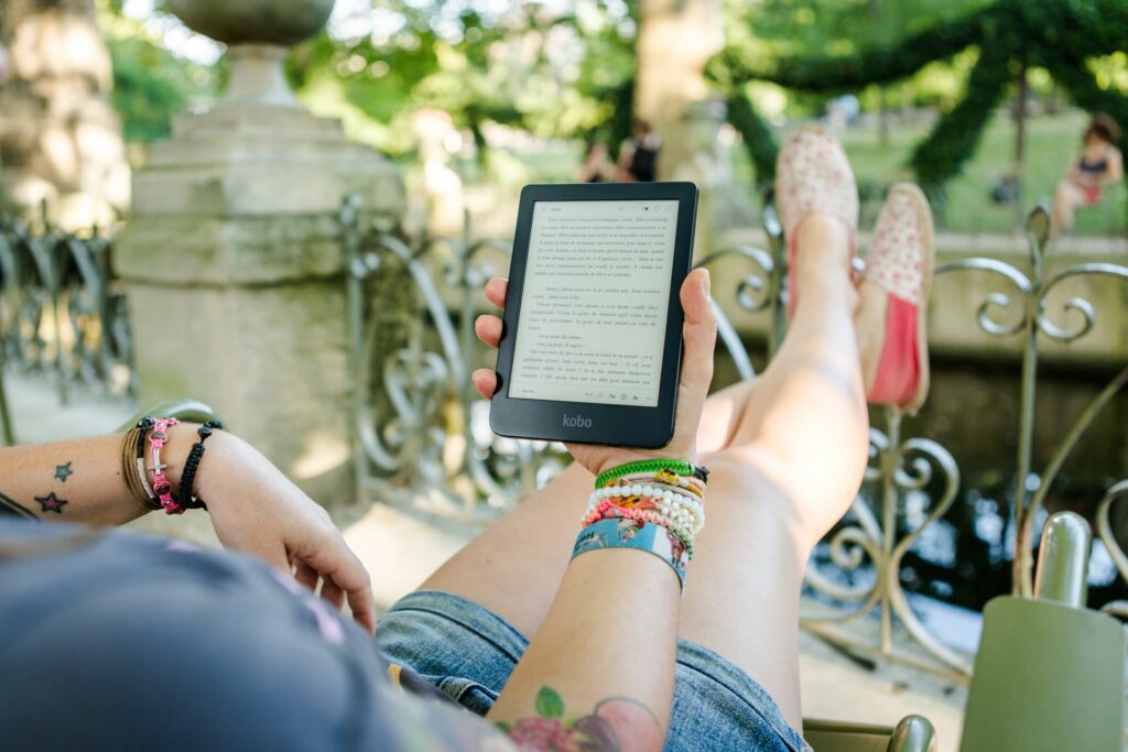 Eine Person liest entspannt auf ihrem E-Book-Reader